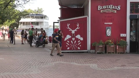 New normal post COVID with crowds of tourists and people in the city and boats Vídeo Stock 158904104