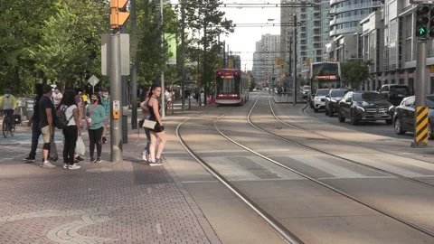 New normal post COVID with crowds of tourists and people in the city and boats 库存影片 158904209