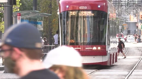 New normal post COVID with crowds of tourists and people in the city and boats Vídeo Stock 158904234