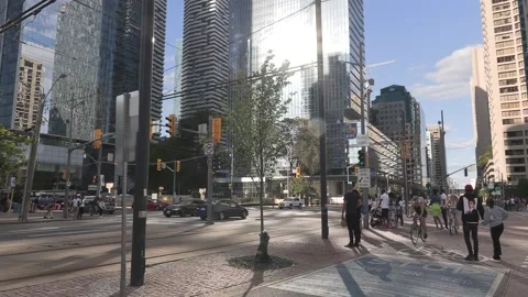 New normal post COVID with crowds of tourists and people in Toronto city Vídeo Stock 158904336