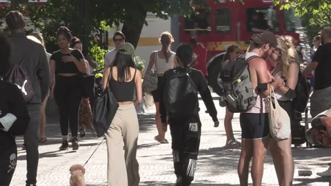 New normal post COVID with crowds of tourists and people in the city and boats Vídeo Stock 158904512