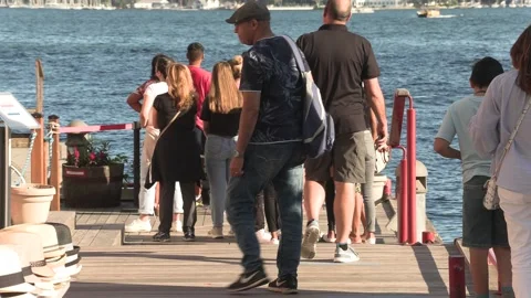 New normal post COVID with crowds of tourists and people in the city and boats Vídeo Stock 158904544