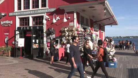 New normal post COVID with crowds of tourists and people in the city and boats Vídeo Stock 158904612