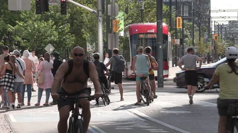 New normal post COVID with crowds of tourists and people in the city and boats Vídeo Stock 158925129