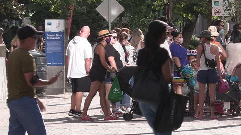 New normal post COVID with crowds of tourists and people in the city and boats Vídeo Stock 158925288