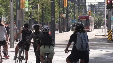 New normal post COVID with crowds of tourists and people in the city and boats Vídeo Stock 158926032