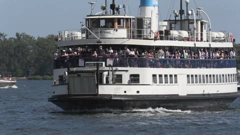 New normal post COVID with crowds of tourists and people in the city and boats Vídeo Stock 158930031