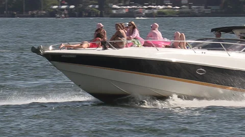 New normal post COVID with crowds of tourists and people in the city and boats Vídeo Stock 158930776