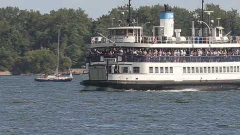 New normal post COVID with crowds of tourists and people in the city and boats Vídeos de archivo 158931369