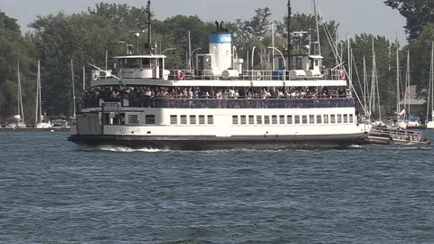 New normal post COVID with crowds of tourists and people in the city and boats Vídeo Stock 158931827