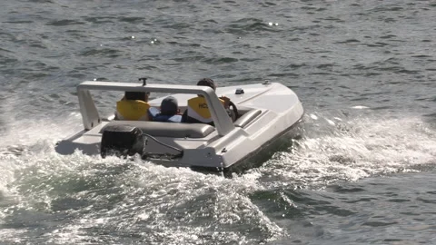 New normal post COVID with crowds of tourists and people in the city and boats Vídeo Stock 158933263