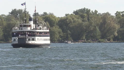 New normal post COVID with crowds of tourists and people in the city and boats Vídeos de archivo 158933750