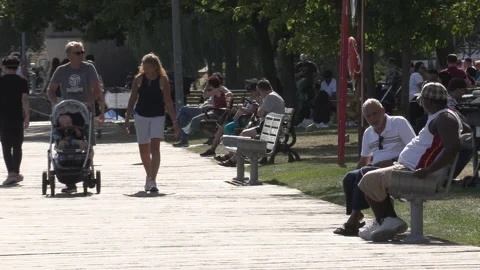 New normal post COVID with crowds of tourists and people in the city and boats Vídeo Stock 158934931