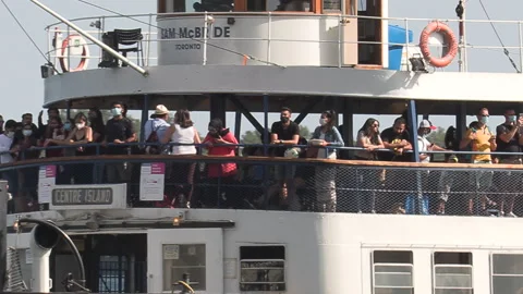 New normal post COVID with crowds of tourists and people in the city and boats Vídeo Stock 158937144