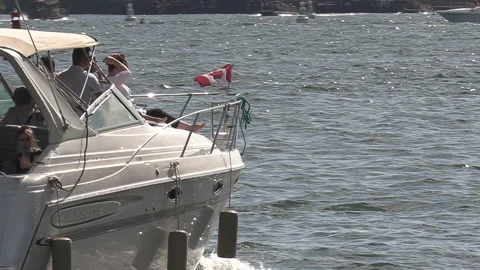 New normal post COVID with crowds of tourists and people in the city and boats 库存影片 158937153