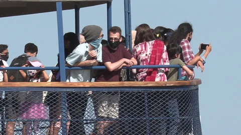 New normal post COVID with crowds of tourists and people in the city and boats Vídeo Stock 158938229