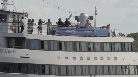 New normal post COVID with crowds of tourists and people in the city and boats Vídeos de archivo 158939963