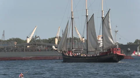 New normal post COVID with crowds of tourists and people in the city and boats Vídeo Stock 158942495