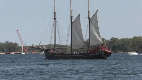 New normal post COVID with crowds of tourists and people in the city and boats Vídeo Stock 158942969