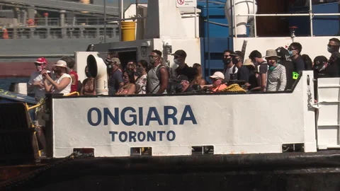 New normal post COVID with crowds of tourists and people in the city and boats Vídeos de archivo 158943158