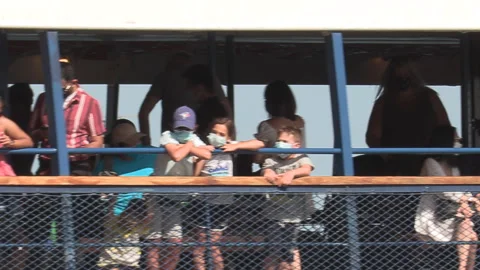 New normal post COVID with crowds of tourists and people in the city and boats Vídeo Stock 158943611