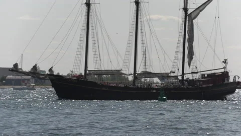 New normal post COVID with crowds of tourists and people in the city and boats Vídeo Stock 158945102