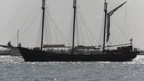 New normal post COVID with crowds of tourists and people in the city and boats Vídeo Stock 158945612