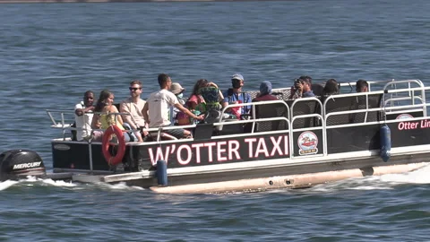 New normal post COVID with crowds of tourists and people in the city and boats 스톡 동영상 158946739