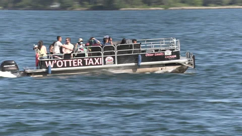 New normal post COVID with crowds of tourists and people in the city and boats Vídeos de archivo 158947347