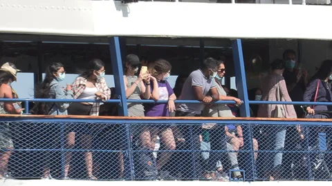 New normal post COVID with crowds of tourists and people in the city and boats Vídeo Stock 158948887