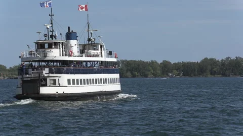 New normal post COVID with crowds of tourists and people in the city and boats Vídeo Stock 158949293