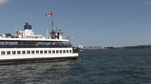 New normal post COVID with crowds of tourists and people in the city and boats Vídeo Stock 158950265