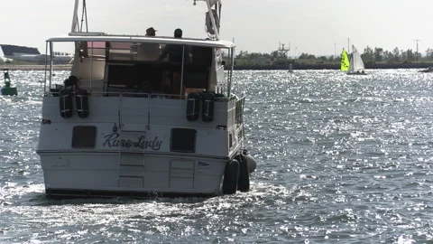 New normal post COVID with crowds of tourists and people in the city and boats Vídeo Stock 158951343