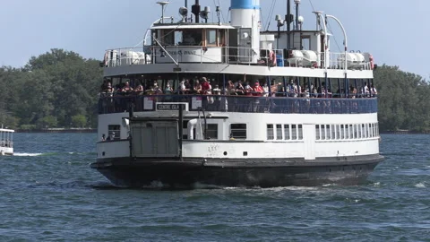 New normal post COVID with crowds of tourists and people in Toronto city Vídeo Stock 158955158