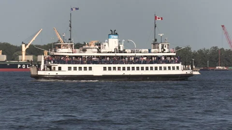 New normal post COVID with crowds of tourists and people in Toronto city Vídeo Stock 158969504