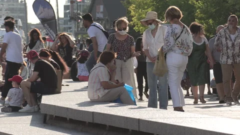 New normal post COVID with crowds of tourists and people in Toronto city Vídeos de archivo 158972491