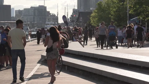 New normal post COVID with crowds of tourists and people in Toronto city 库存影片 158974128