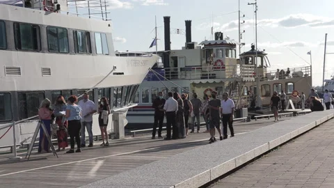 New normal post COVID with crowds of tourists and people in Toronto city Vídeo Stock 159095914