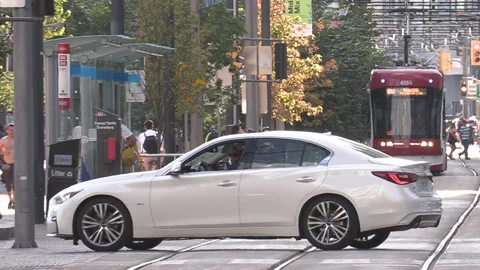 New normal post COVID with crowds of tourists and people in Toronto city 库存影片 159108554