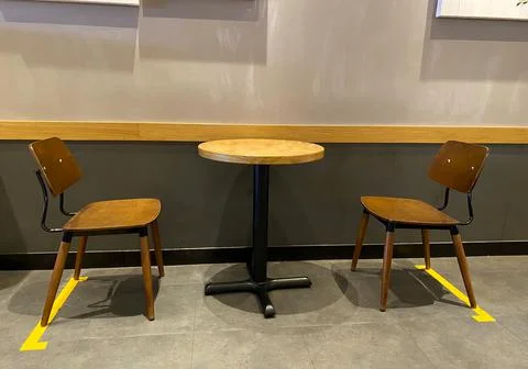New Normal - Social Distancing Inside Cafe Foto stock
