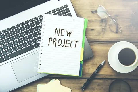 New project text on notepad on keyboard Stock Photos
