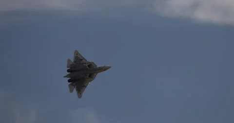 New Russian five generation fighter SU 57, T-50 shows aerial maneuver battle Vídeo Stock 157934847