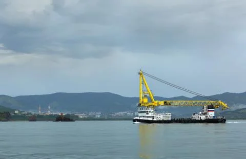 New self-propelled floating crane SPK-43150 in the Pacific Ocean 스톡 사진