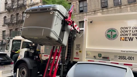 New side-loading garbage truck collecting trash in New York City Stock Footage 310614361