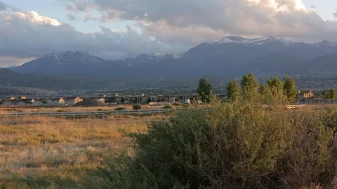 New Subdivision with Mountains in Background Stockbeeldmateriaal 92691663