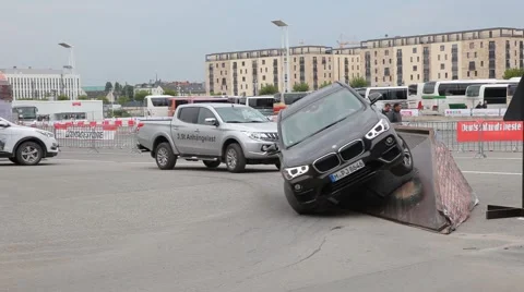 New SUVs at an offroad parcour Vidéo 55044934