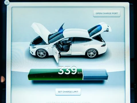 New Tesla Model S dashboard computer display screen with information Foto stock