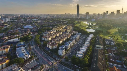 The new tower in construction with traffic movement in 4k time lapse. Vídeos de archivo 92961341