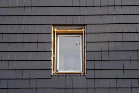 New window under construction of a single-family house Stockfoto's