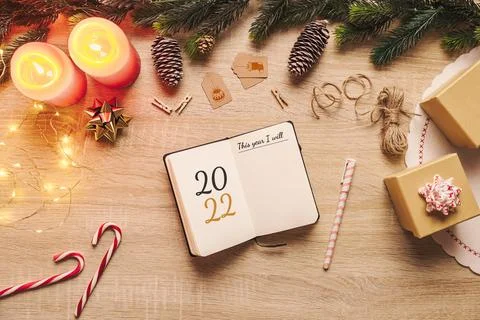 New year 2022 resolution notebook with blank paper to write goals and Christm Foto stock